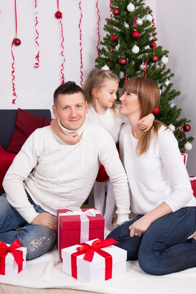 Glada leende familj firar jul eller nyår — Stockfoto