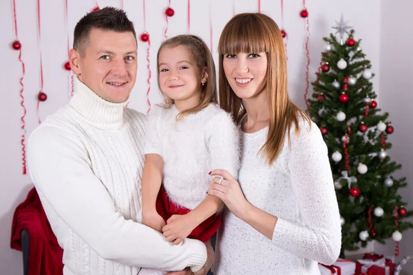 Ritratto della famiglia felici genitori e figlia con tre di Natale — Foto Stock