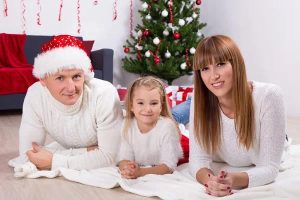 Familjeporträtt nära julgran hemma — Stockfoto