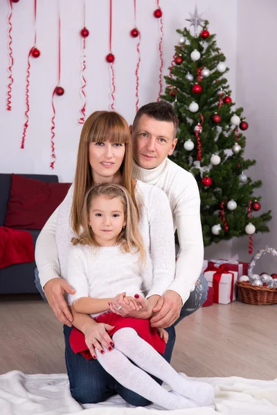 Notion de Noël et nouvel an - parents et sa fille avec un décor — Photo