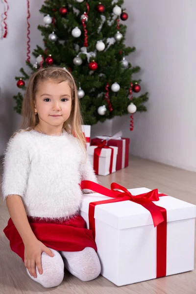 집에서 크리스마스 트리 선물 상자와 귀여운 소녀 — 스톡 사진