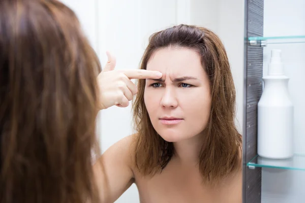 Problem-Skin-Konzept - schöne Frau, Blick in den Spiegel im Bad — Stockfoto