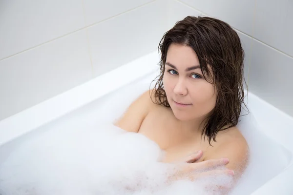 Belle jeune femme se détendre dans le bain — Photo