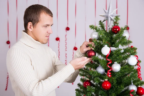 Portrét pohledný muž, zdobení vánočního stromu — Stock fotografie