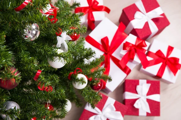 Jul bakgrund - närbild av dekorerad julgran och — Stockfoto