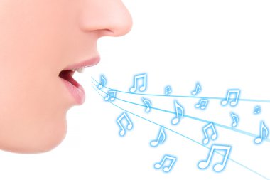 müzik konsepti - kadın ağız beyaz üzerinde şarkı