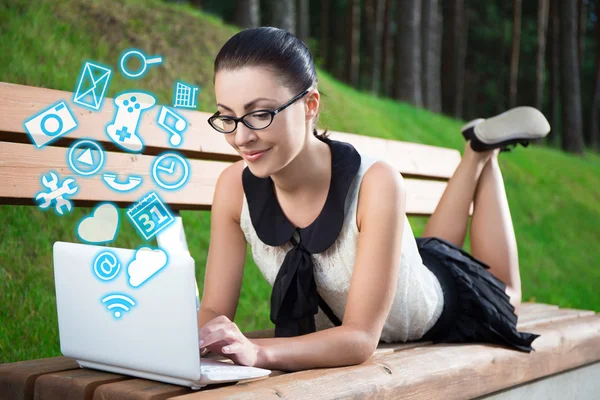 Chica en uniforme escolar con ordenador portátil con diferentes aplicaciones —  Fotos de Stock