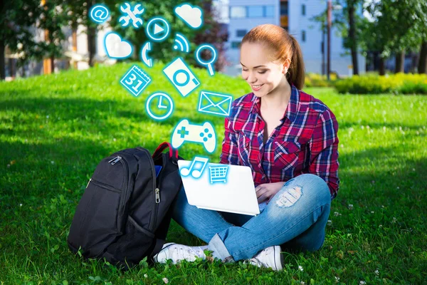 Estudiante adolescente o niña de la escuela usando la laptop con aplicación diferentes — Foto de Stock