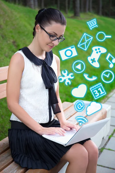 Retrato de adolescente usando laptop com aplicação diferente — Fotografia de Stock