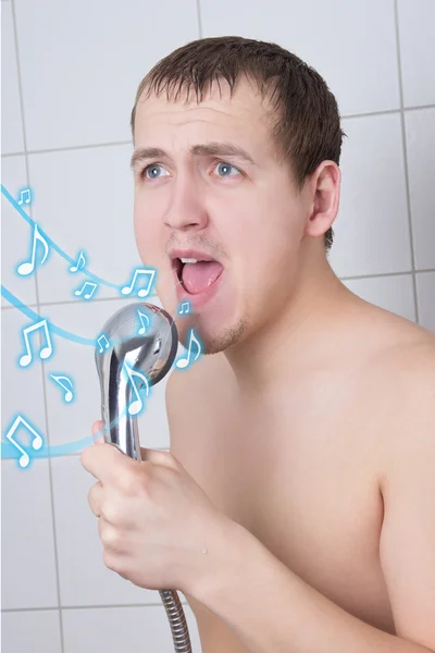 Hombre guapo cantando en la ducha — Foto de Stock