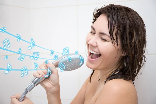Portrét šťastné ženy zpívají ve sprše — Stock fotografie