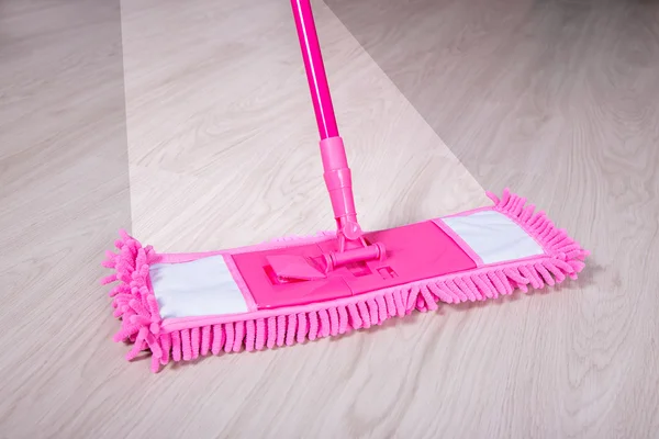 Holzboden mit rosa Mop - vor und nach dem Konzept — Stockfoto
