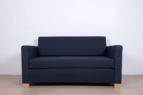 Graue Sofa für zwei Personen im Wohnzimmer — Stockfoto