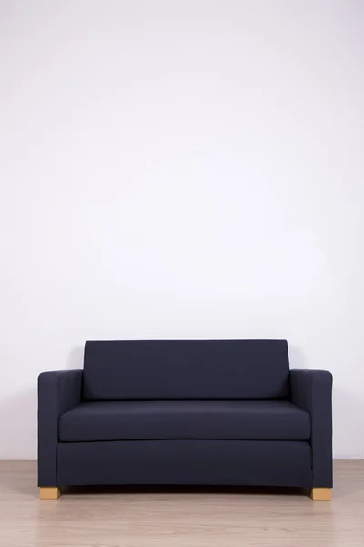 Sofa für zwei Personen im Zimmer über weiße Wand mit textfreiraum — Stockfoto