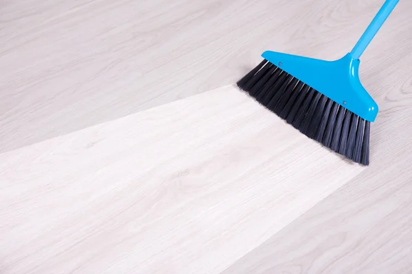 Före och efter rengöring koncept - blå kvasten svepande golv — Stockfoto