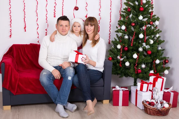 근처에 앉아에 크리스마스 트리 호 딸과 함께 명랑 한 부모 — 스톡 사진