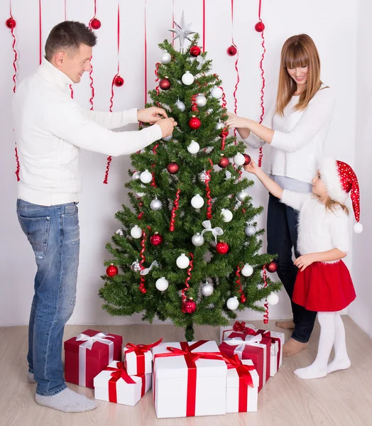 행복 한 부모와 h에 크리스마스 트리를 장식 하는 작은 딸 — 스톡 사진