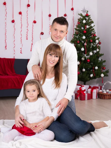 Kerstmis en Nieuwjaar concept - familie met ingerichte Kerstmis — Stockfoto