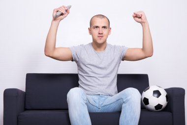 futbol fan oyun televizyon izlerken heyecanlı