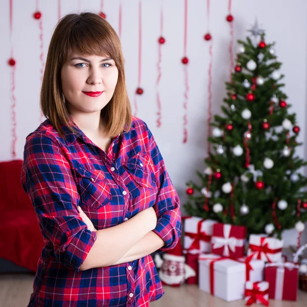 クリスマス コンセプト - 装飾で若い美しい女性の肖像画 — ストック写真