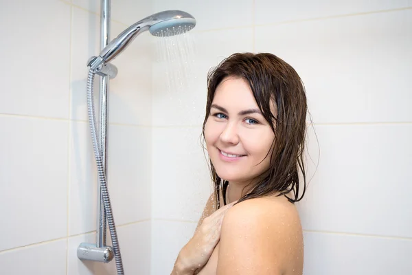 Portrait de jeune femme prenant une douche — Photo