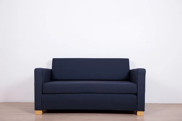 Sofa im Zimmer auf weiße Wand-Hintergrund — Stockfoto