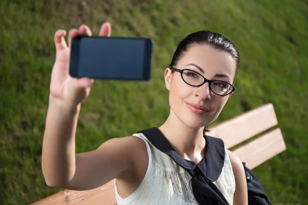 Mulher bonita fazendo selfie foto ou mostrando algo na smar — Fotografia de Stock