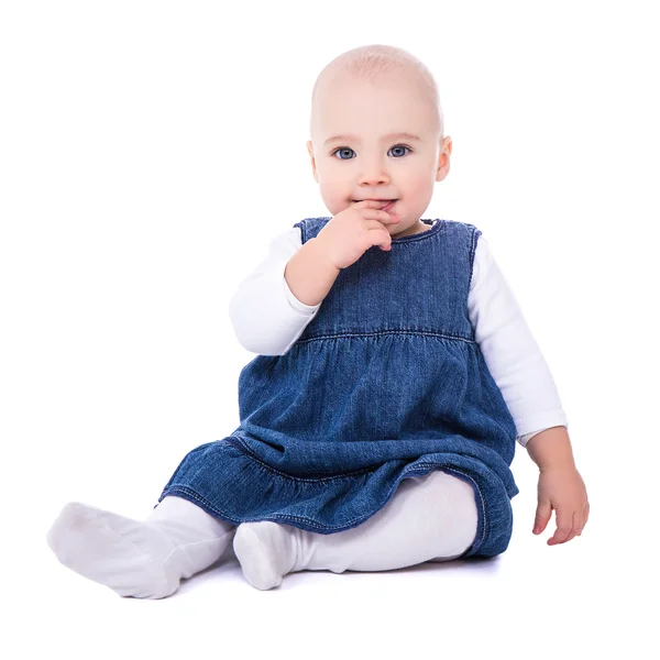 Schattige baby meisje peuter zitten geïsoleerd op wit — Stockfoto