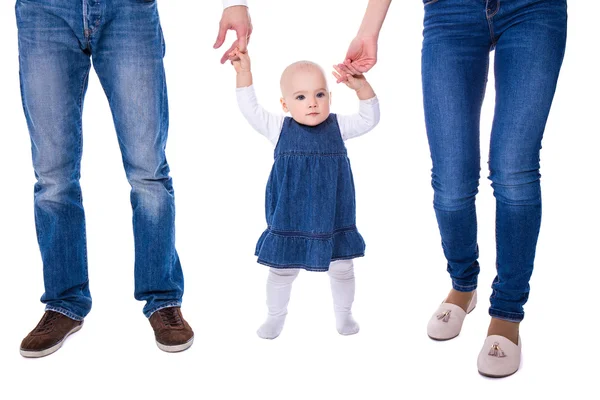 Primeiro conceito passo - pais jovens com menina aprendendo a wa — Fotografia de Stock