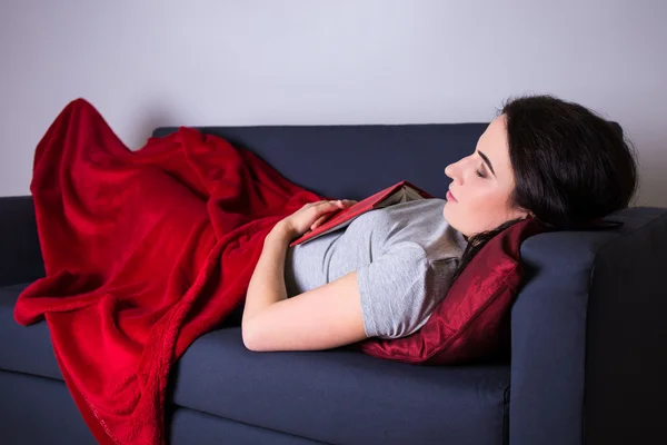 Volle Länge der jungen Frau schlafen auf dem Sofa zu Hause — Stockfoto