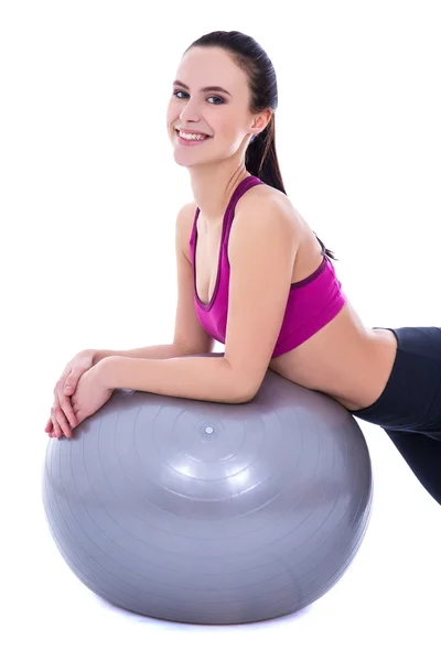 Gelukkig slanke vrouw in sport slijtage met fitness bal geïsoleerd op wh — Stockfoto