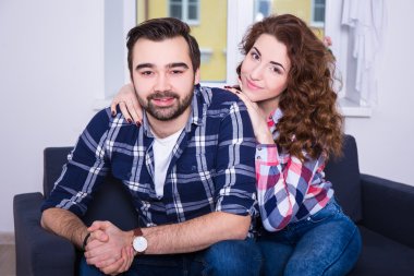 ilişki kavramı - kanepede oturan genç güzel Çift 