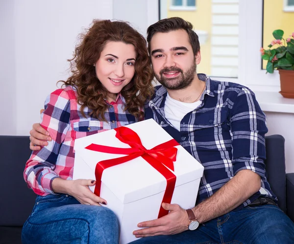 Concetto di felicità - giovani coppie con il grande contenitore di regalo — Foto Stock