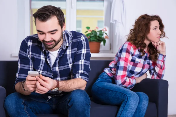 Relacionamento e telefone conceito de vício - homem usando telefone inteligente — Fotografia de Stock