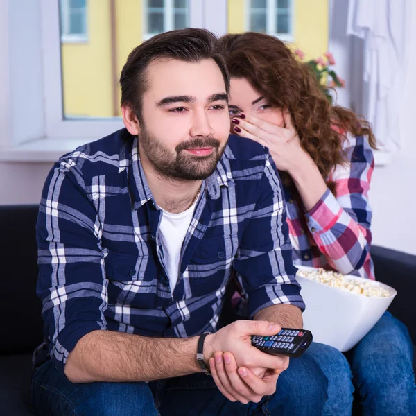 Jovem casal assistindo filme assustador na tv — Fotografia de Stock