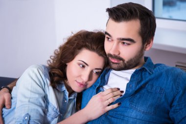 sevimli genç kadın sevgilisi omzuna yalan