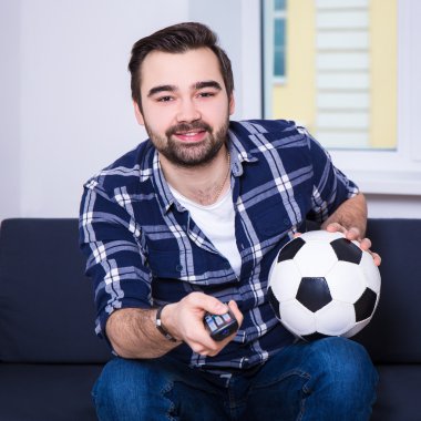mutlu adam TV'de futbol izlerken