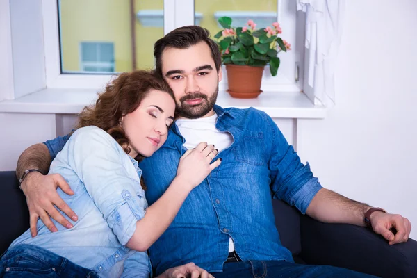 Söt ung kvinna sov på axeln av hennes pojkvän — Stockfoto