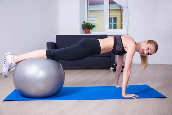 Mulher bonita fazendo levanta o exercício com bola de ajuste — Fotografia de Stock