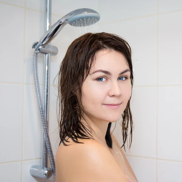 샤워에서 헤드를 세척 하는 젊은 여자 — 스톡 사진