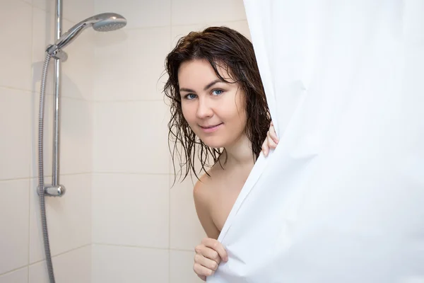 若い女性のシャワーで立っているとカーテン フックと彼女の体をカバー — ストック写真