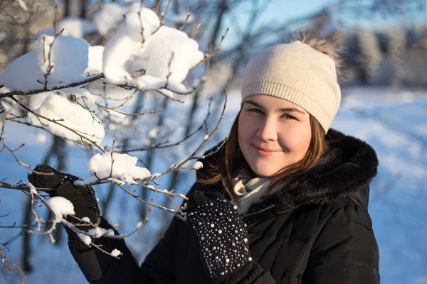 Retrato de jovem posando em floresta de inverno — Fotografia de Stock