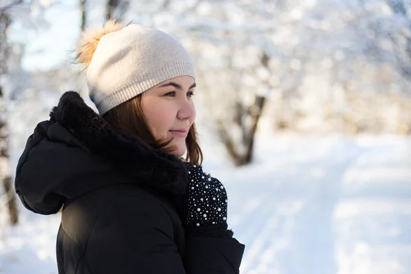 Giovane donna che cammina nella foresta invernale — Foto Stock