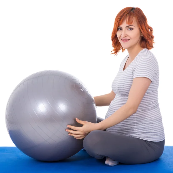 Junge schöne schwangere Frau Übungen mit Fitball isol — Stockfoto