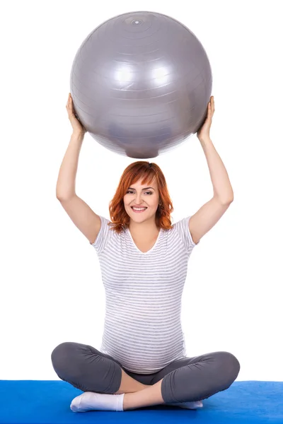 Mladá krásná těhotná žena, která dělá cvičení s fitball izolátu — Stock fotografie