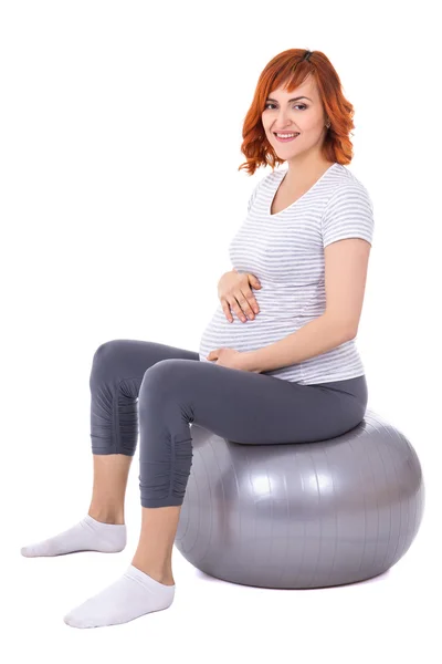 Jeune femme très enceinte, faire des exercices sur fitball isolé — Photo