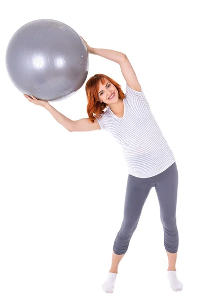 Feliz de jovens bonitas mulher grávida com fitball isolado no branco — Fotografia de Stock