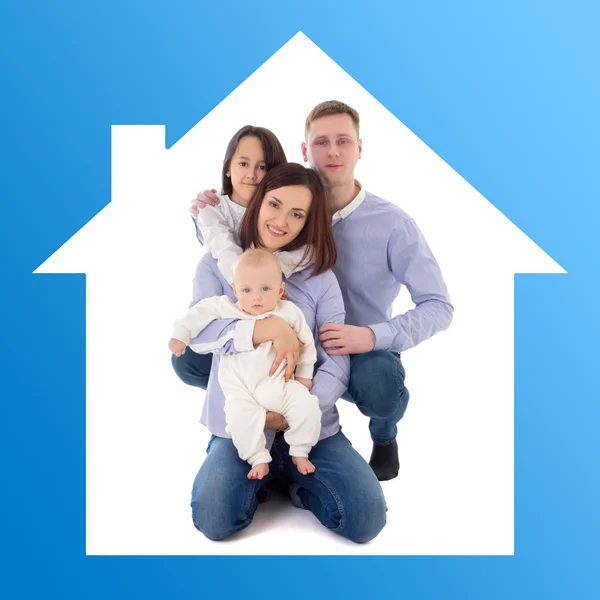 Концепции дома - отец, мать, дочь и сын в синем доме — стоковое фото