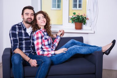 oturma odasında kanepede oturan genç güzel mutlu çift