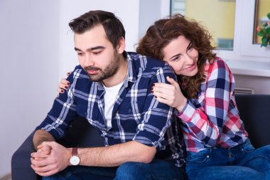 ilişki kavramı - sof üzerinde oturan kavga sonra genç Çift